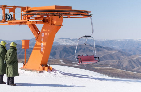 Des agents chinois surveillent le haut des pistes.