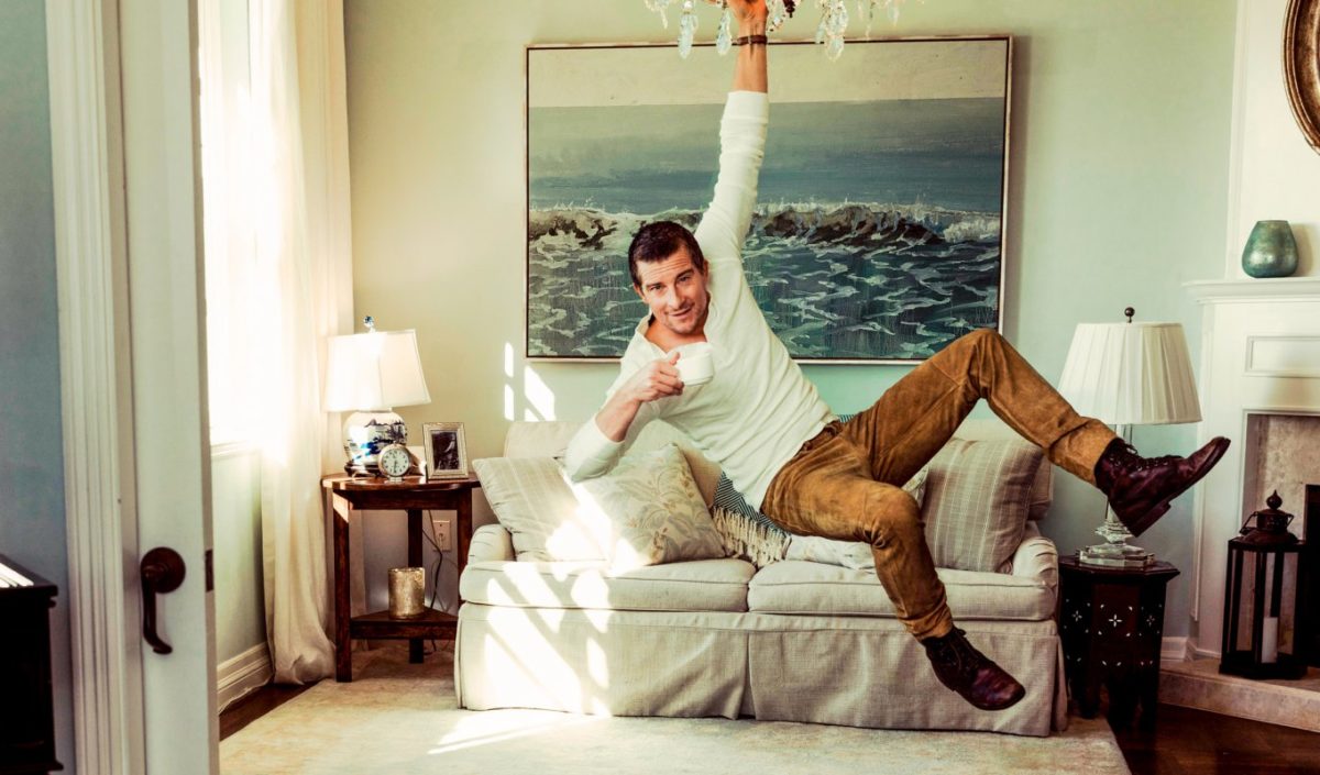 Bear Grylls s'accrochant à un lustre