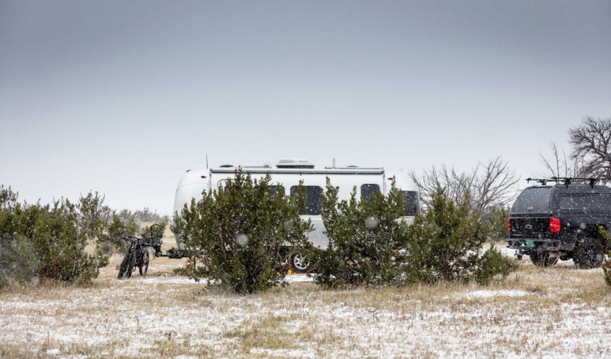 Camper sous la neige en van ou en caravane ne s'improvise pas.