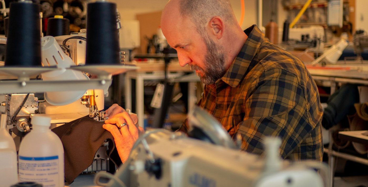 Designer en train de coudre