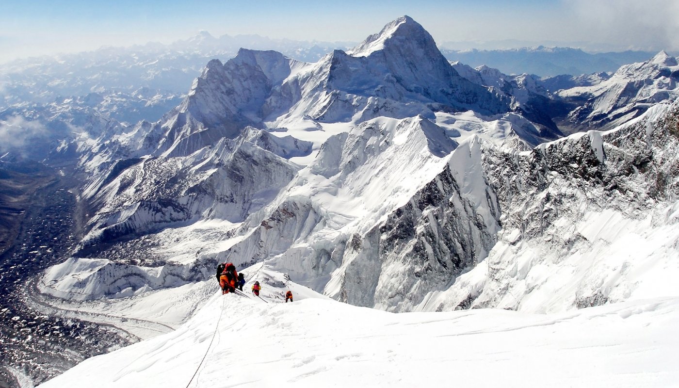 Alpinistes sur une arete de l'everest