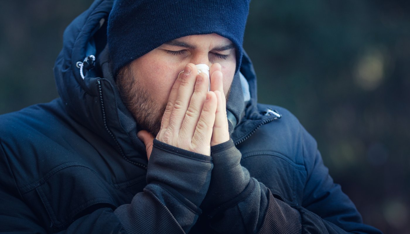 Homme se mouchant