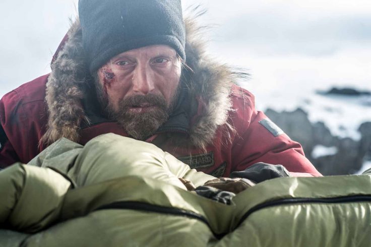 Mads Mikkelson en parka pourrie dans son premier film de survie.