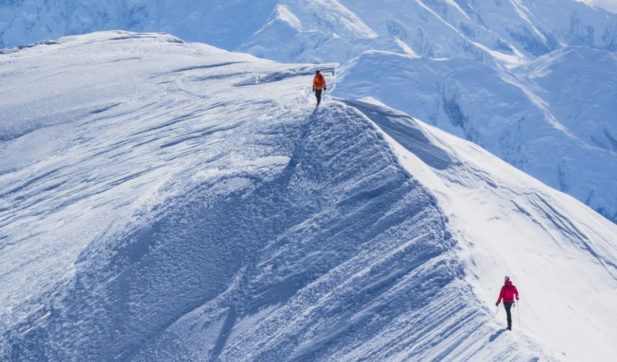 alpinistes marchant sur une arête