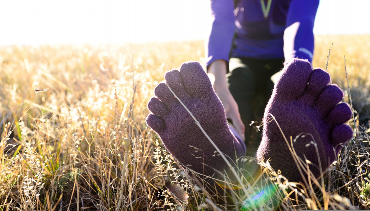Une femme fait des étirements dans un champ