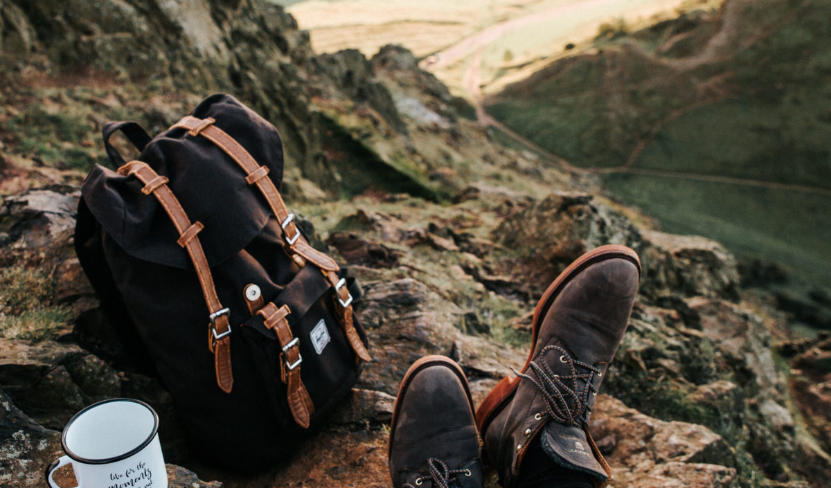 Un voyageur posé en altitude avec son sac à dos