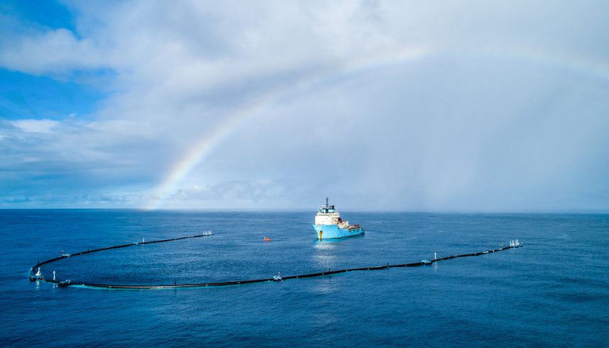 The Ocean cleanup "System 001" en pleine mer