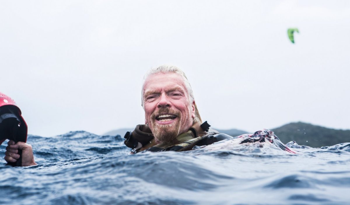 Richard Branson surnageant au milieu de l'eau