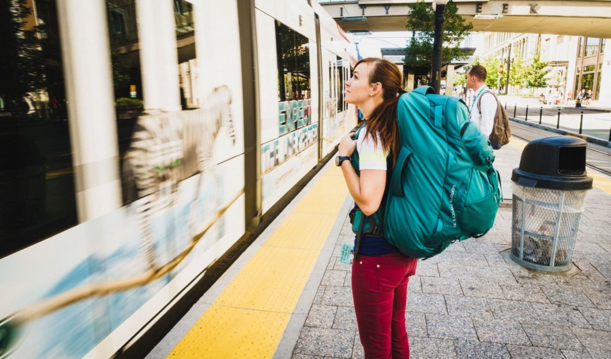 Une voyageuse regarde un train partir