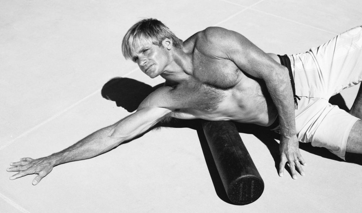 Laird Hamilton utilise un rouleau de massage