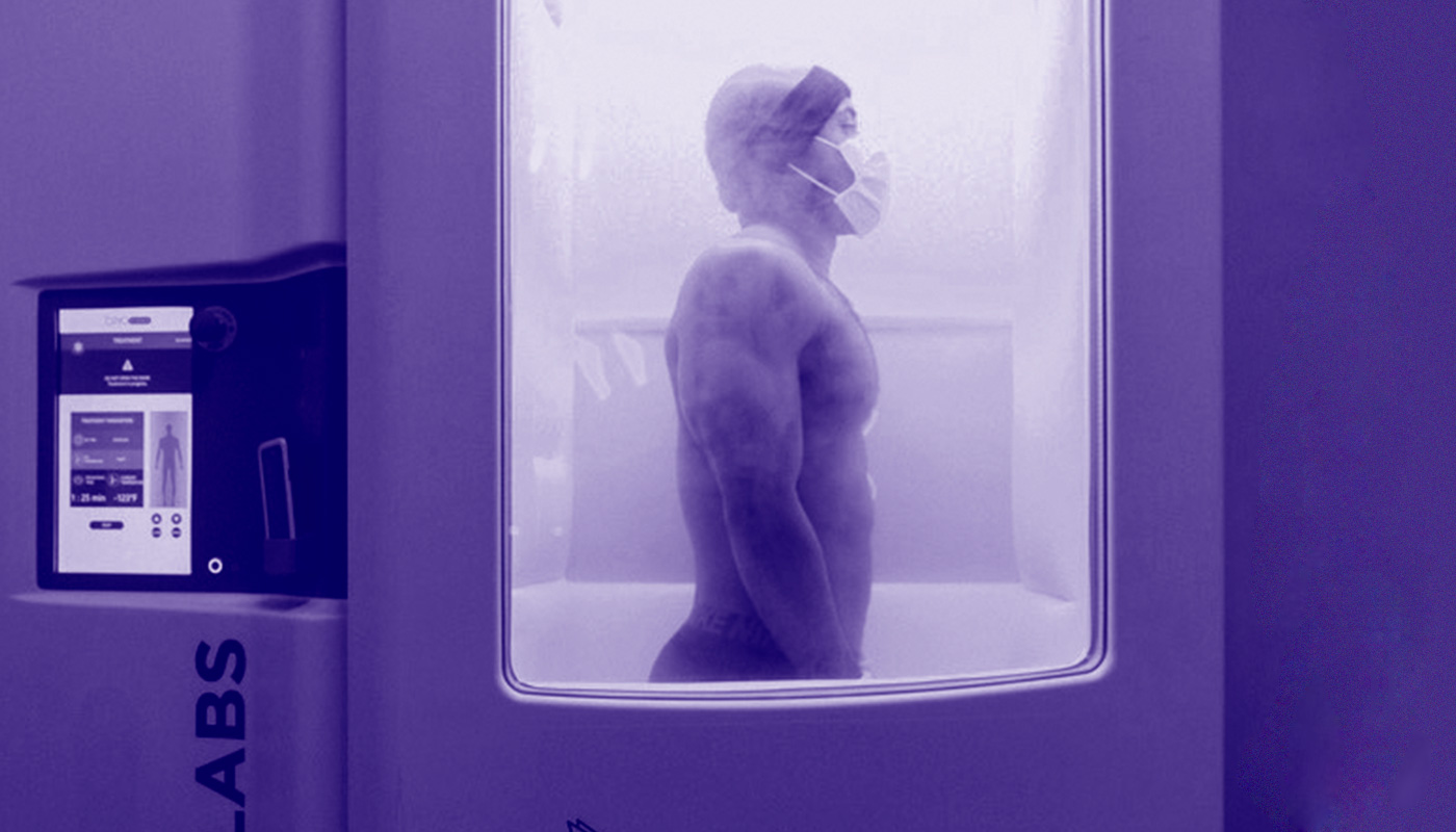 Homme dans une machine de cryothérapie