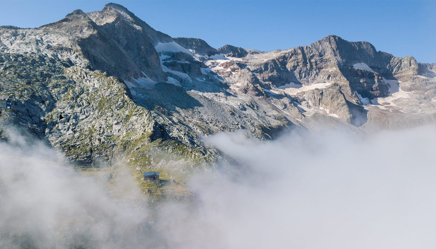 Refuge, nuages et neige