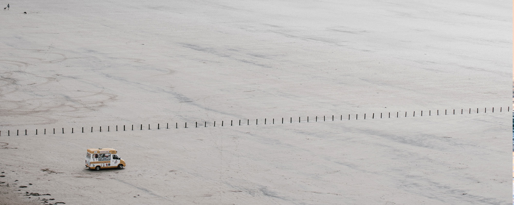 un van sur la plage